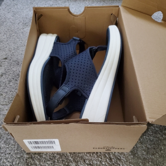 NIB CLARKS SANDALS 9.5 WIDE - Picture 9 of 9